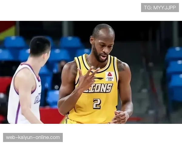 比赛暂停期间球员违规，裁判如何执行纪律处罚？