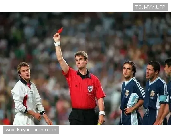 红牌规则详解：判罚标准与直接罚下的关键条件