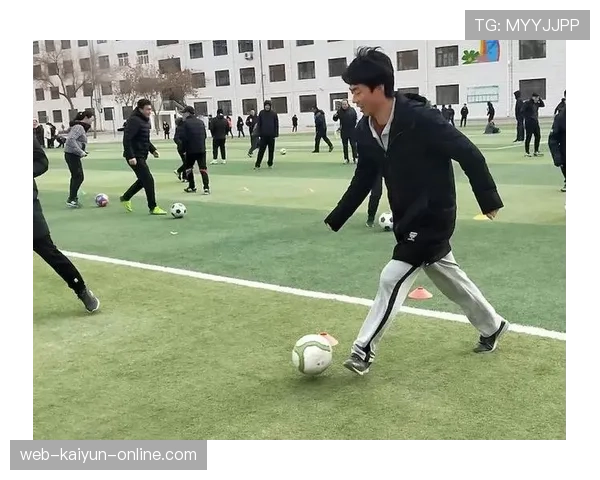 足球规则中合法冲撞的判罚标准与裁判关键判断点解析